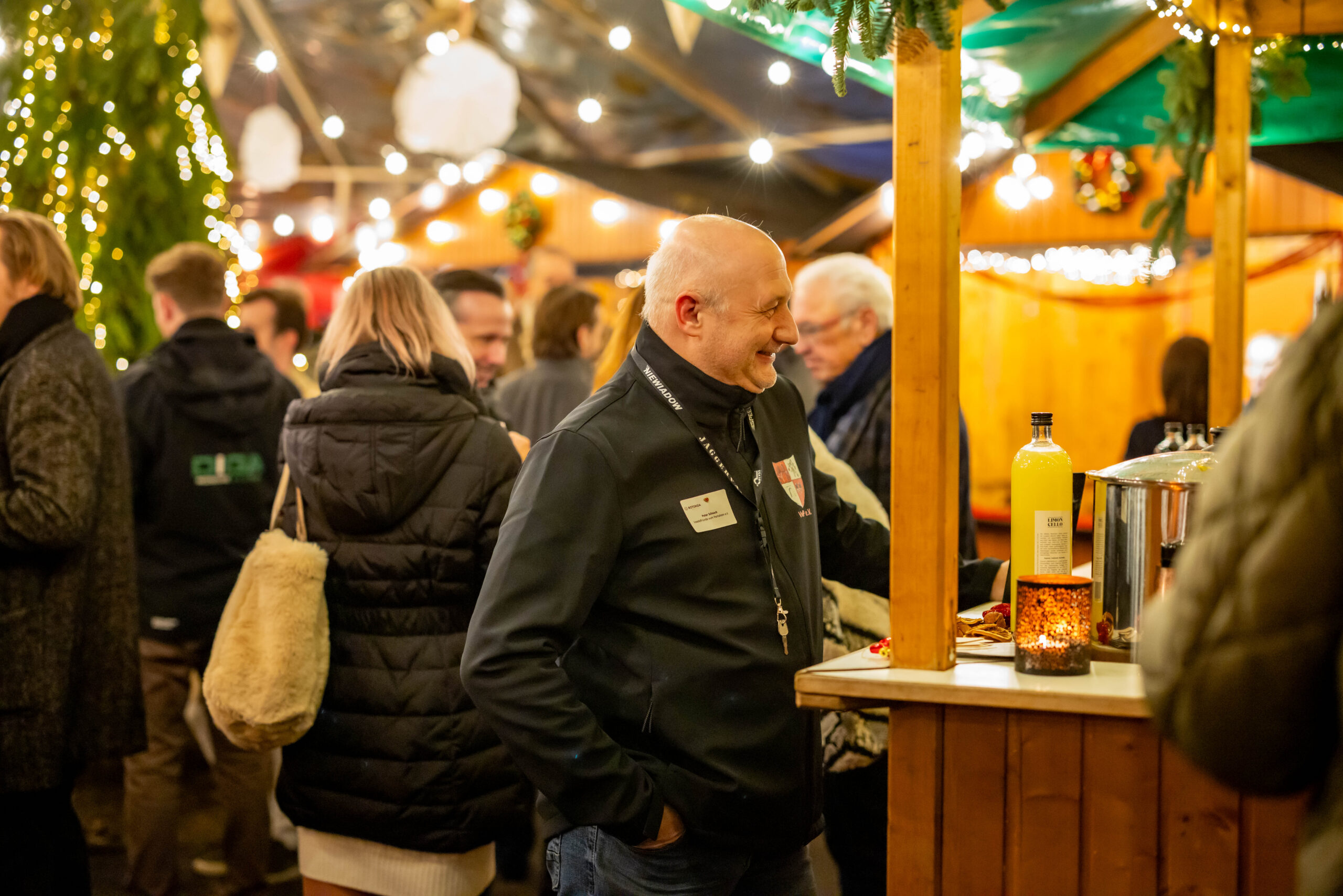 Gäste auf dem Rotonda Weihnachtsmarkt in weihnachtlicher Atmosphäre