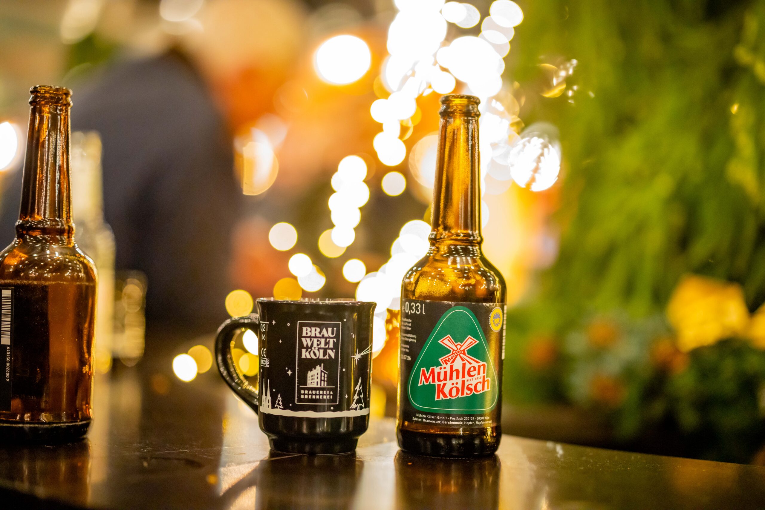 Getränke und weihnachtliche Details auf der Eventfläche